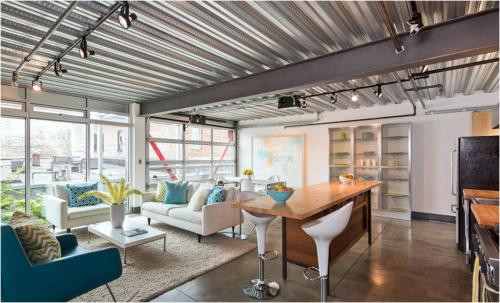 Декоративные балки на потолок из дерева. Цена вопроса или материалы для изготовления балок