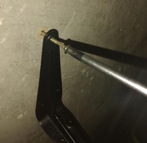 Как вкрутить шуруп в пустую стену. Крепление на бетонной стене без перфоратора, обычной дрелью без удара