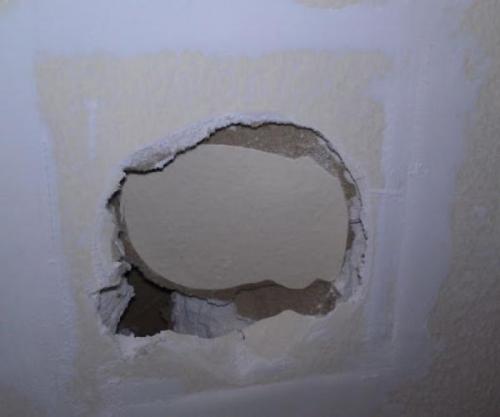 Как уменьшить диаметр отверстия в стене. Как исправить ситуацию, если после сверления стены дырка получилась больше, чем необходимо