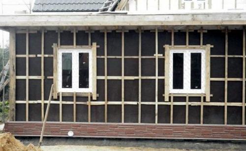 Деревянная обрешетка на подвесах. Обрешетка для сайдинга из бруса или металлического профиля – плюсы и минусы