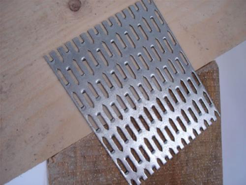 Деревянные стропила на металлическую балку. Специальными металлическими крепежными пластинами