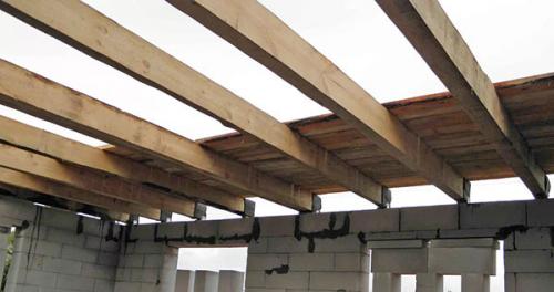 Крепление балок перекрытия к армопоясу. Крепление балок перекрытия к мауэрлату: технология выполнения работ