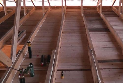 Черновой потолок из досок по деревянным балкам. Классический вариант подшивка потолка по деревянным балкам 09