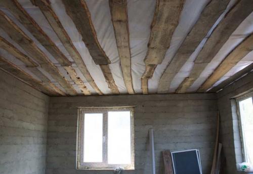Черновой потолок из досок по деревянным балкам. Классический вариант подшивка потолка по деревянным балкам 08