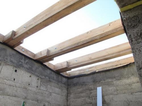 Крепление балок перекрытия к мауэрлату. Крепление балок крыши к мауэрлату