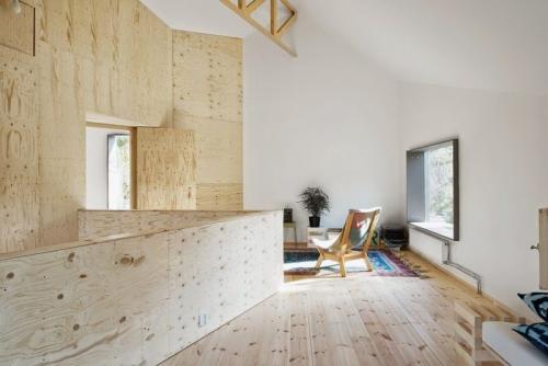 Дерево на стене в углу. Деревянная стена: фанера