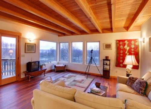 Потолок в частном доме с балками. Виды и материалы