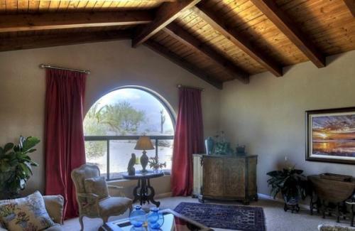 Потолок в частном доме с балками. Виды и материалы