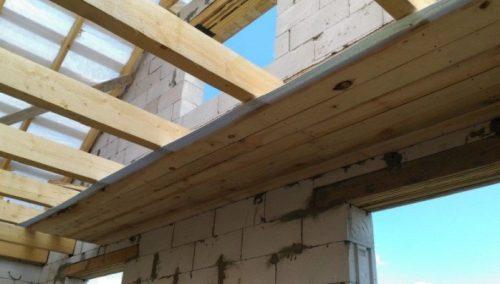 Как задекорировать балки на потолке в частном доме. Варианты потолочных балок