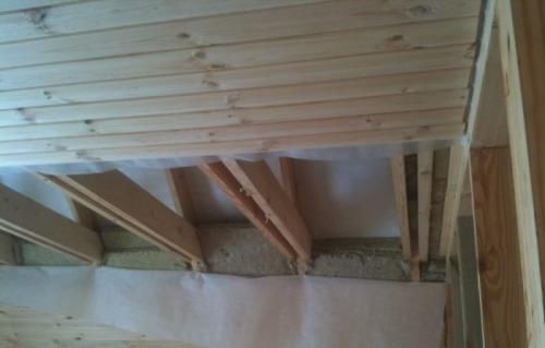 Как сделать потолок в частном доме. Выбор древесины и подшивка потолка по балкам