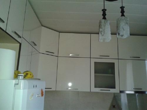 Потолок из реек на кухне. Разновидности