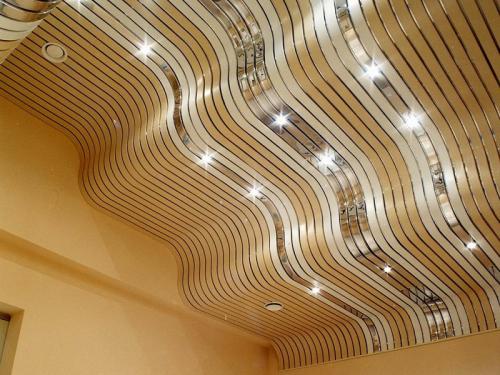 Потолок из реек на кухне. Разновидности