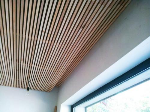 Рейки на потолке в интерьере. Преимущества и недостатки потолка из деревянных реек
