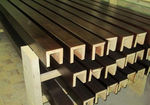 Как крепить деревянные балки к потолку. Как выполняется крепление разных видов бруса к потолку?