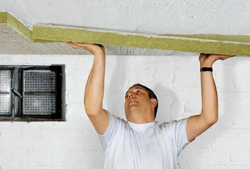 Утепление потолка изнутри. Технология теплоизоляции потолка в доме внутри помещения и снаружи: выбор утеплителя и технология монтажа