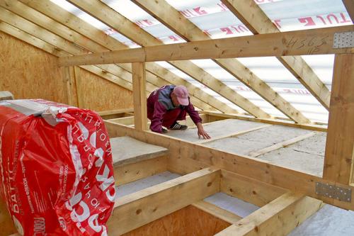 Утепление потолка изнутри. Технология теплоизоляции потолка в доме внутри помещения и снаружи: выбор утеплителя и технология монтажа