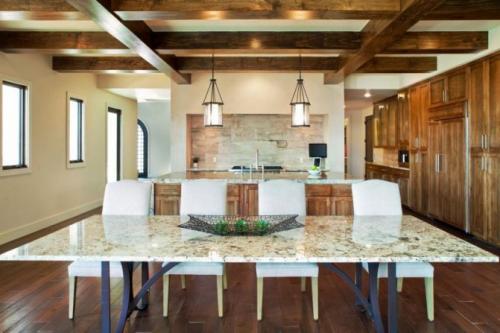 Нарядные декоративные балки и особенности их крепления. Какому стилю подходит декорирование балками