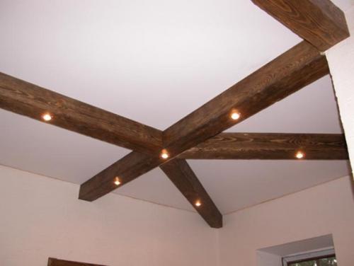 Как приклеить балки из полиуретана. Монтаж декоративных балок на натяжной потолок