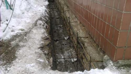 Усиление бутового фундамента. Устанавливаем маячки