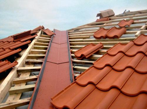 Способы установки стропильной системы. Крепление стропил к коньку гвоздями и скобами 09