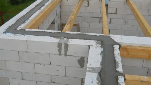 Крепление балок перекрытия к армопоясу. Устройство, виды и особенности изготовления армированного укрепляющего пояса для балок перекрытия