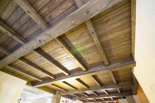 Балки на потолок из дерева. Крепление фальшбалок к потолку. Инструкция 02