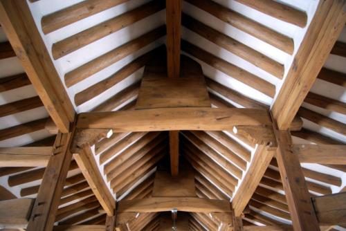 Балки на потолок из дерева. Крепление фальшбалок к потолку. Инструкция 08