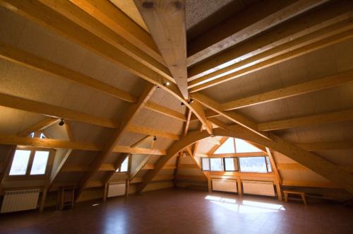 Балки на потолок из дерева. Крепление фальшбалок к потолку. Инструкция 10