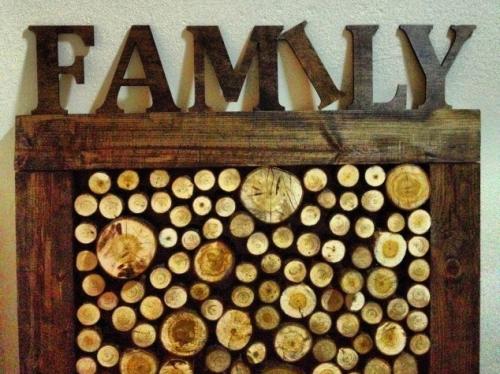 Как крепить спилы дерева на стену. Декорирование стены спилами дерева