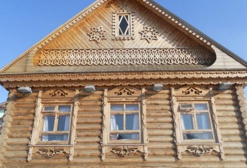 Деревянные украшения на передней части крыши. Немного истории