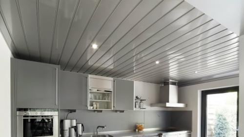 Реечный потолок с подсветкой между рейками. Конструкция реечного потолка