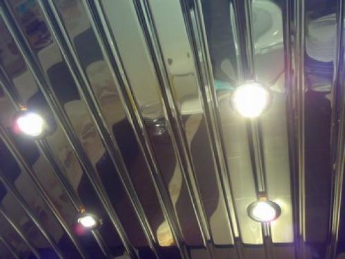 Подсветка реечного потолка. Виды осветительных приборов