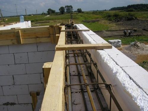 Крепление балок перекрытия к армопоясу. Устройство, виды и особенности изготовления армированного укрепляющего пояса для балок перекрытия