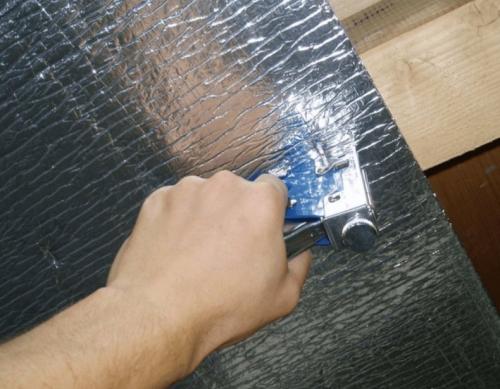 Утепление деревянного дома изнутри пенофолом. Утепление пенофолом: что это такое, для чего необходим? Технология применения теплоизоляционного материала для стен и потолка