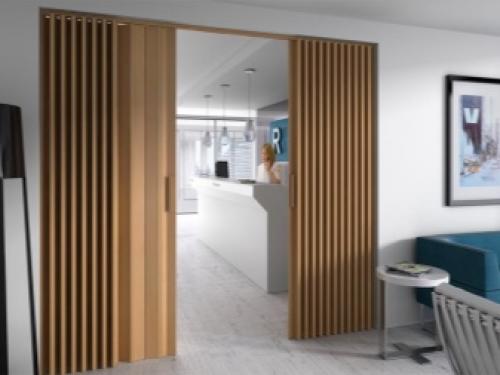 Перегородка из реек и натяжной потолок. Обзор видов