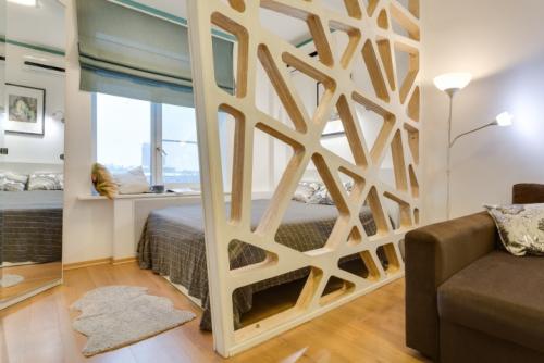 Перегородка из реек и натяжной потолок. Обзор видов