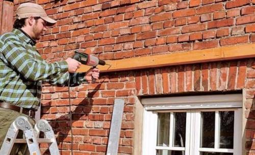 Как крепить обрешетку к кирпичной стене. Крепление деревянной обрешетки к кирпичной стене