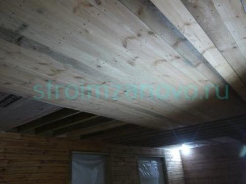 Как подшить потолок досками одному. Как подшить потолок одному шестиметровыми досками