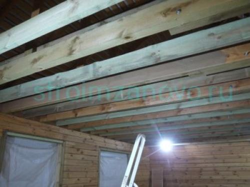 Как подшить потолок досками одному. Как подшить потолок одному шестиметровыми досками