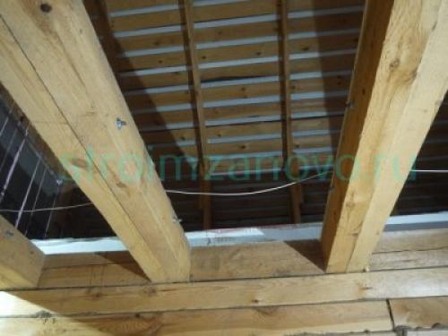 Как подшить потолок досками одному. Как подшить потолок одному шестиметровыми досками