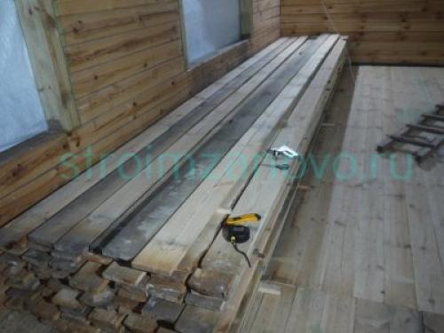 Как подшить потолок досками одному. Как подшить потолок одному шестиметровыми досками