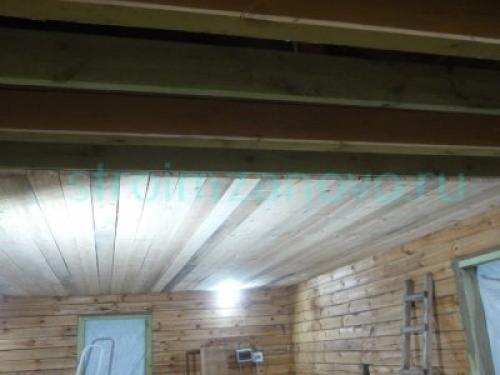 Как подшить потолок досками одному. Как подшить потолок одному шестиметровыми досками