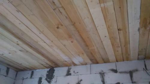 Расстояние между досками чернового потолка. Варианты материалов для подшивки чернового потолка с деревянными балками