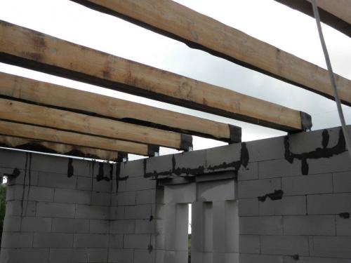 Крепление балки к кирпичной стене. Размеры балок и способы их монтажа