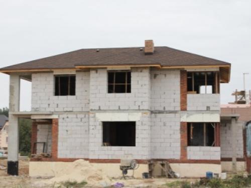 Способы крепления деревянного бруса к стене из бетона. Крепление бруса к бетону 01