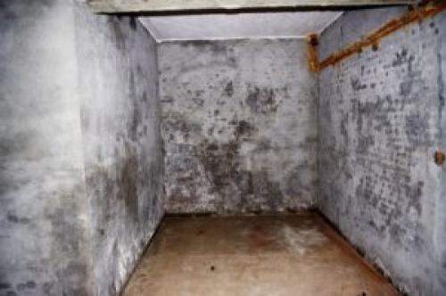 Как скрепить кирпичную стену с брусовой. Монтаж на кладку плашмя 04