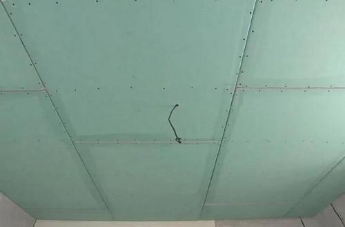 Гипсокартон на потолок. Как выровнять потолок гипсокартоном (10 фото): выравнивание без каркаса, процесс монтажа, чтобы приклеить, прикрепить без использования профилей