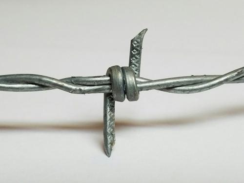 Колючая проволока на забор. Все виды колючей проволоки – типы, область применения, особенности производства и монтажа