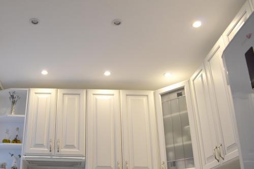 Потолок из гипсокартона на кухне: 25 вдохновляющих интерьеров