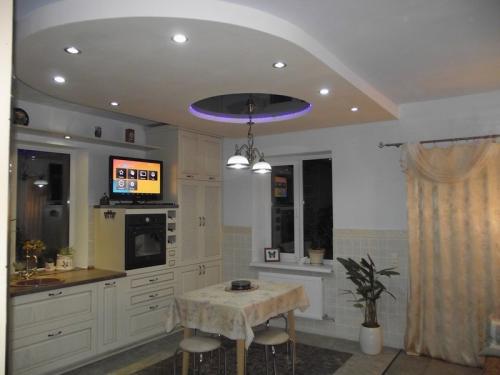 Потолок из гипсокартона на кухне: 25 вдохновляющих интерьеров